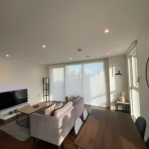 immaculate-2bed-apartment-in-london-city-views.cambridgehotelsuk.com/